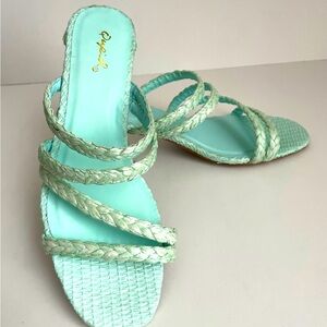 TURQUOISE QUPID
WOMENS SANDALS SIZE 8.